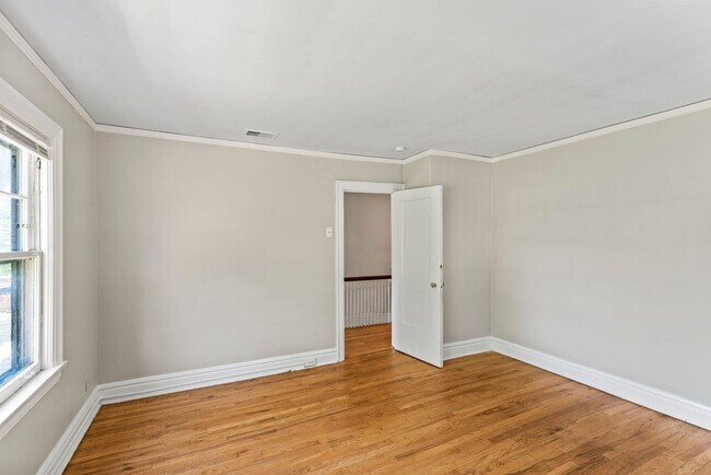 Building Photo - Charming 3-Bed Home Near UMKC with Hardwoo...