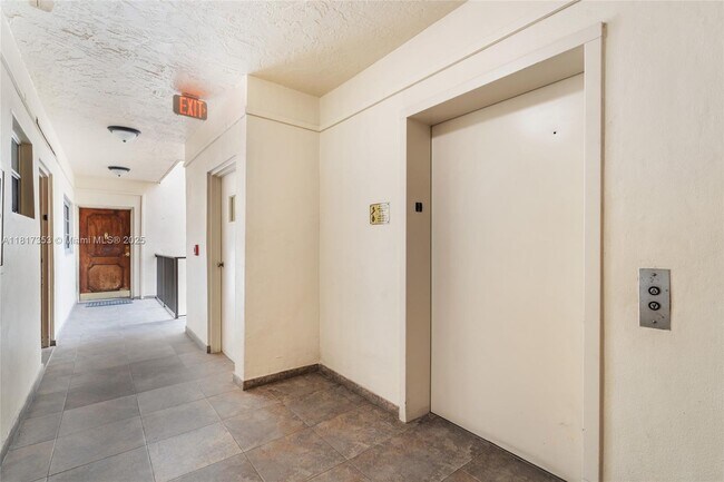 Building Photo - 1150 Collins Ave