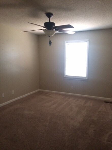 Building Photo - 819 Tammy St SW