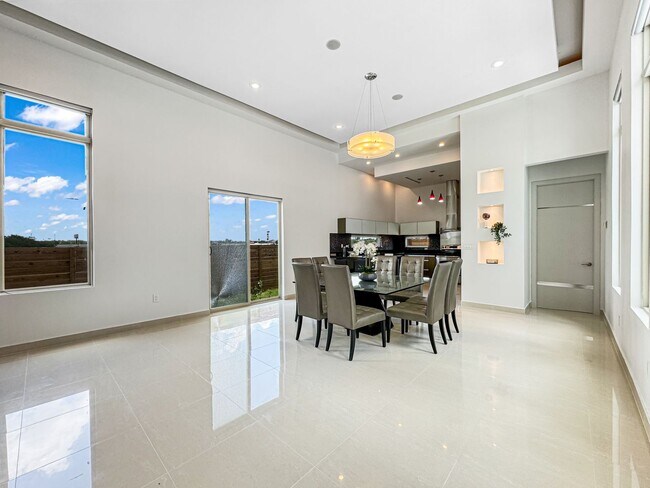 Building Photo - Modern 3-Bed / 3-Bath Home with Pool!