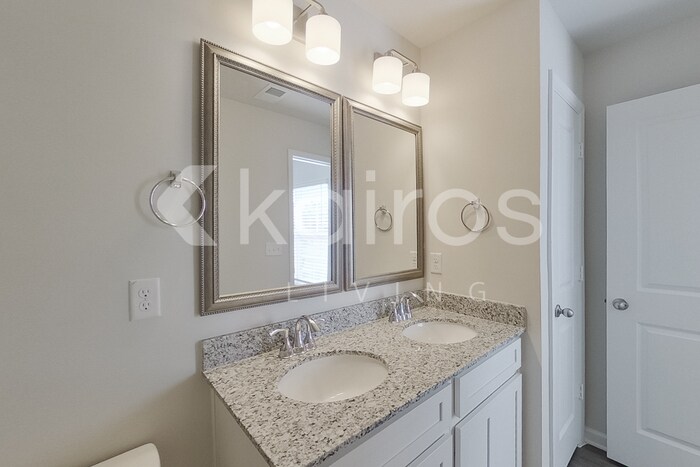 Building Photo - 2541 Banyon Cir