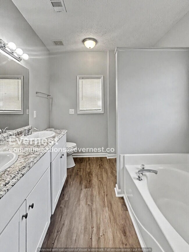 Building Photo - 3 Bed/2 Bath Home with Garage / Pet-Friendly / Available Now!