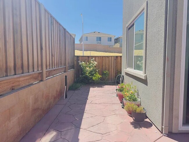 Building Photo - Beautiful Newer Pittsburg Home – 4 Bd, 3 Ba, close to BART Freeway and Shopping!