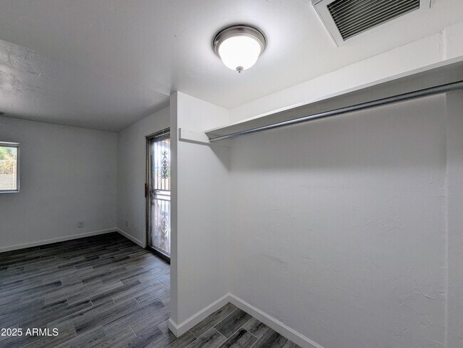 Building Photo - 2443 E Earll Dr