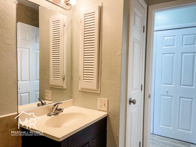 Building Photo - Charming 2 Bed 1 Bath Duplex in NE Cape