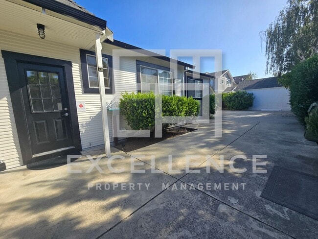Building Photo - 4/2 House With Fireplace, Pets, Real Hardw...