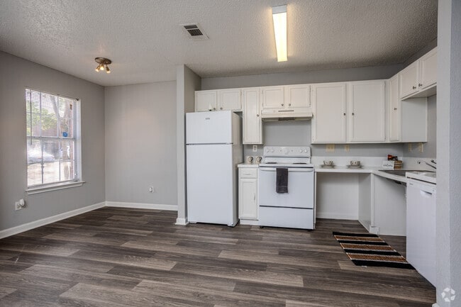 2BR, 2BA - 858SF - Kitchen/Dining Area - Centerville Pointe Apartments