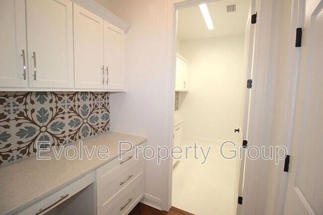 Building Photo - 20 Del Palma Dr