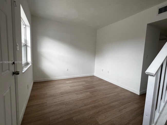 Building Photo - 324 W 74th Pl