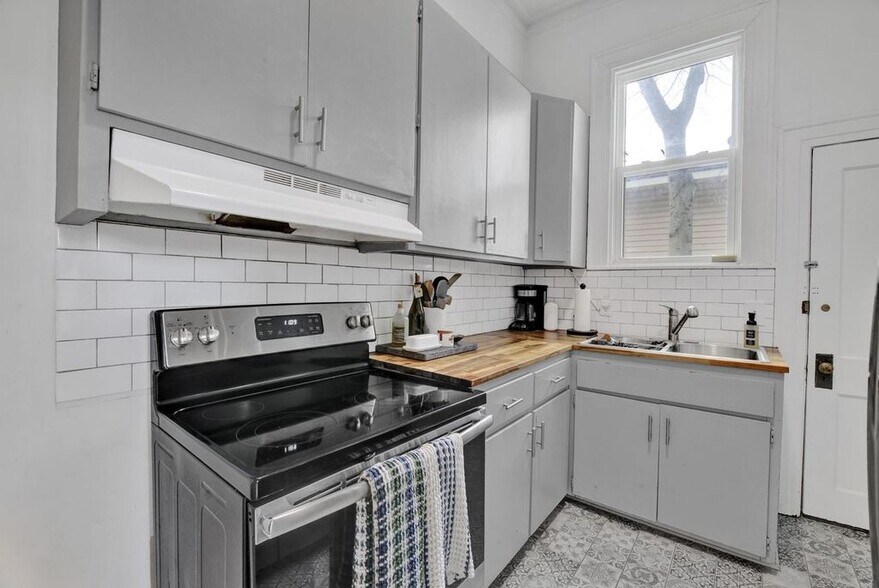 Building Photo - 2134 16th Ave S