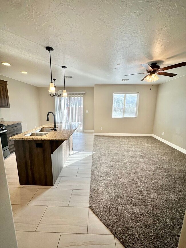 Building Photo - Desert Hills Gem!