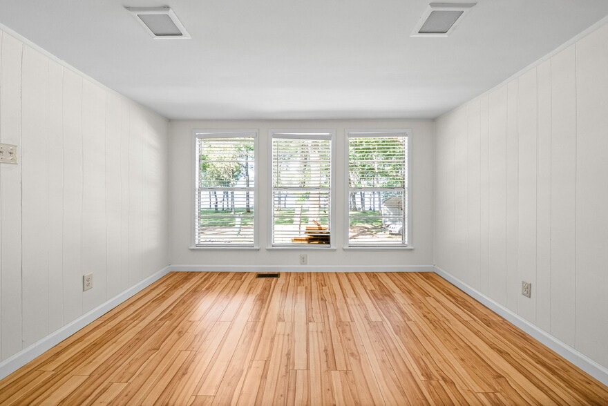 Building Photo - 315 Riverview Dr