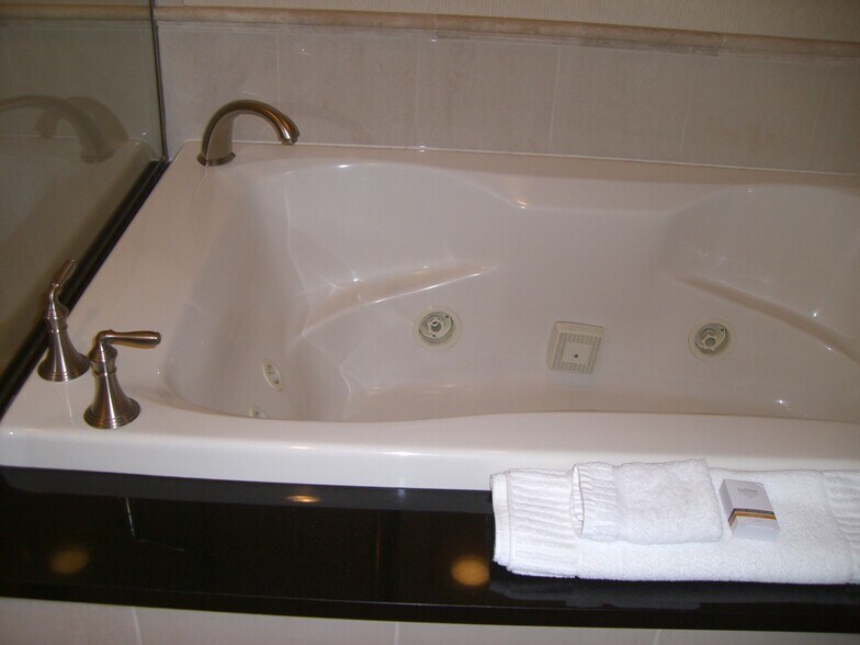 Lg. Jacuzzi Jetted Tub - 145 Harmon E Ave