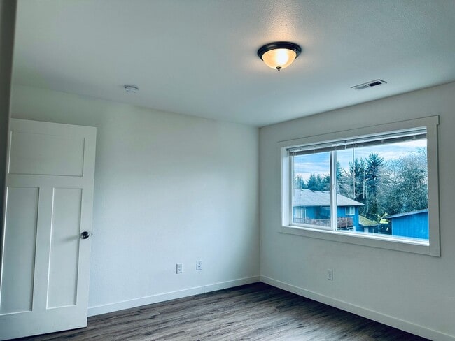 Building Photo - Spacious 3 BR / 3.5 BA Home in Prime Corvallis Location — $2,250