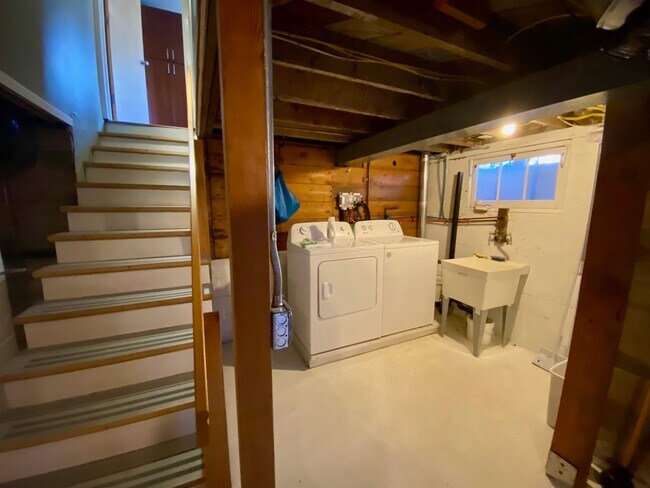 Building Photo - Term Rental in Town with Harbor View