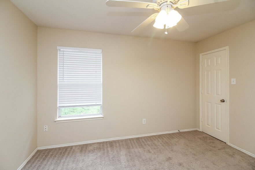 Building Photo - 2807 N Hampton Dr