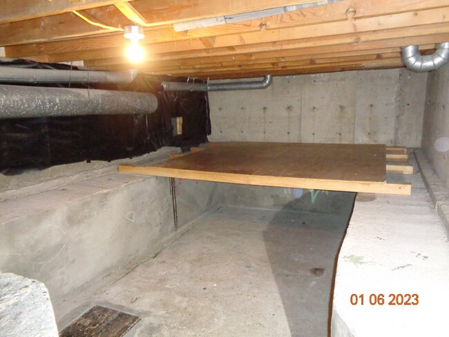 Building Photo - Nicely located close to Memorial Park and ...