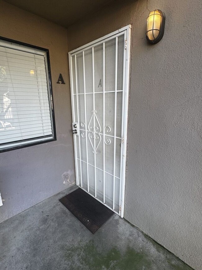 Building Photo - Oakdale-3 bedroom/1 bath Apartment