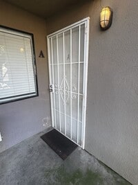 Building Photo - Oakdale-3 bedroom/1 bath Apartment