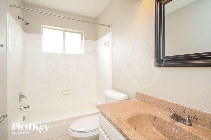 Building Photo - 2710 Village Ct