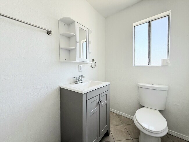 Building Photo - 1343 W 36th St