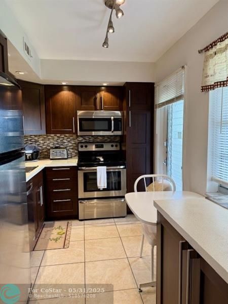 Building Photo - 3250 N Palm Aire Dr