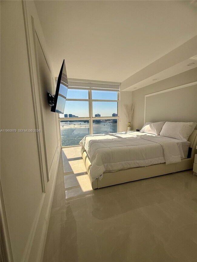 Building Photo - 1000 W Island Blvd