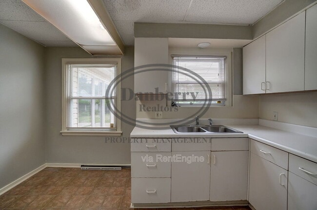 Building Photo - 1017 Searles Rd