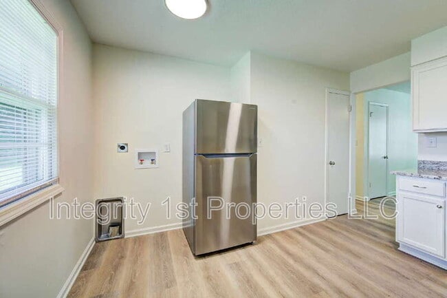 Building Photo - 9002 Bayless Rd