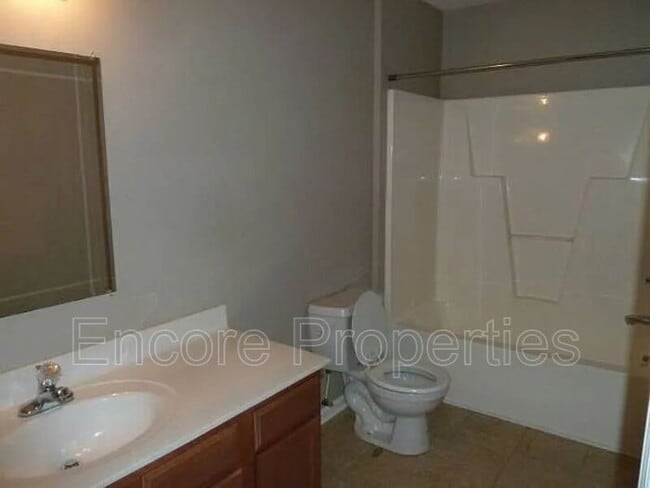 Building Photo - 2004 Hart St