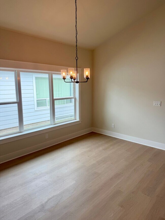 Building Photo - SD10th