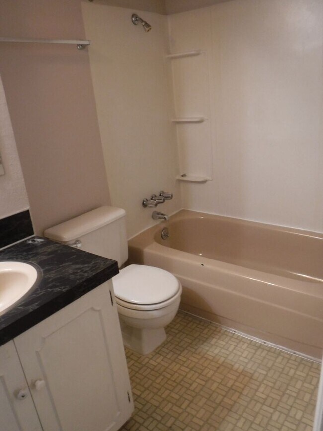 Building Photo - Adorable 1 bed 1 bath North End Apartment off 9th & Ada