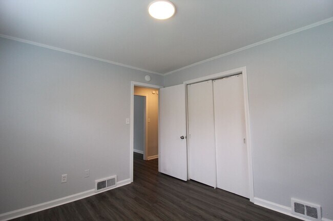 Building Photo - 3 Bedroom 1 Bath Home In Prairie Village