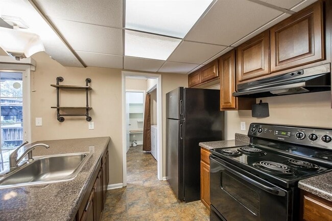 Building Photo - 411 Westwood Dr