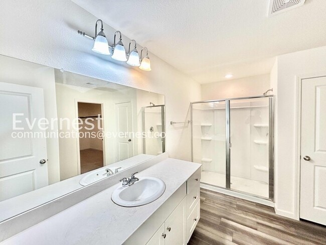 Building Photo - 5 Bed/3 Bath Home with Fenced Yard & Garage / Pet-Friendly / Available Now!
