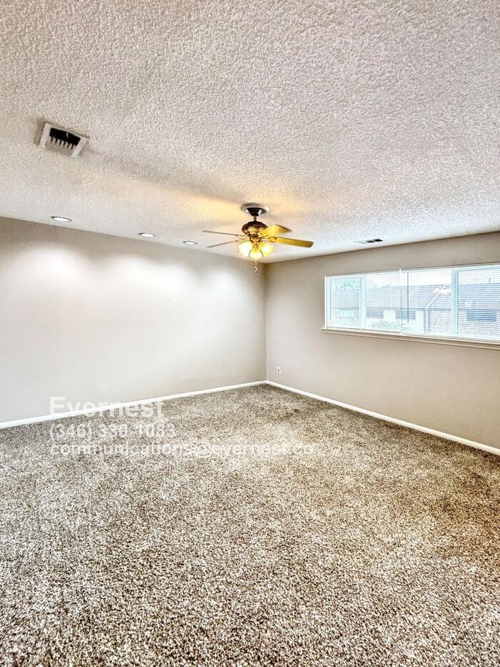 Building Photo - 2206 Shadowdale Dr