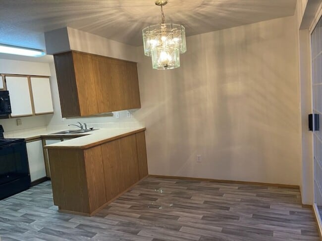 Building Photo - 3 bdrm, 2.5 bath, 2 car garage  (1 attached, 1 detached), Fenced yard, Minutes to Mall and I-5