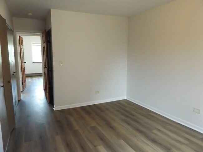 Building Photo - 710 W Huntington Commons Rd