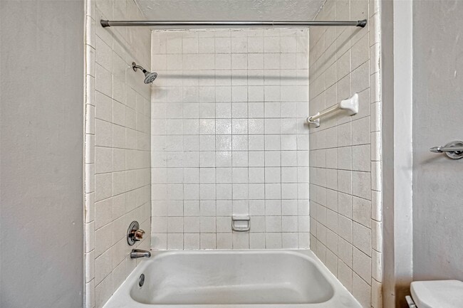 Building Photo - 2235 Sentinal Oaks St