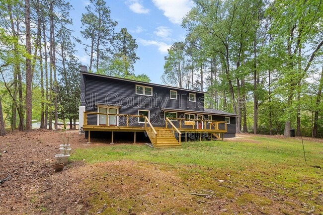 Building Photo - 5105 Pine Dr