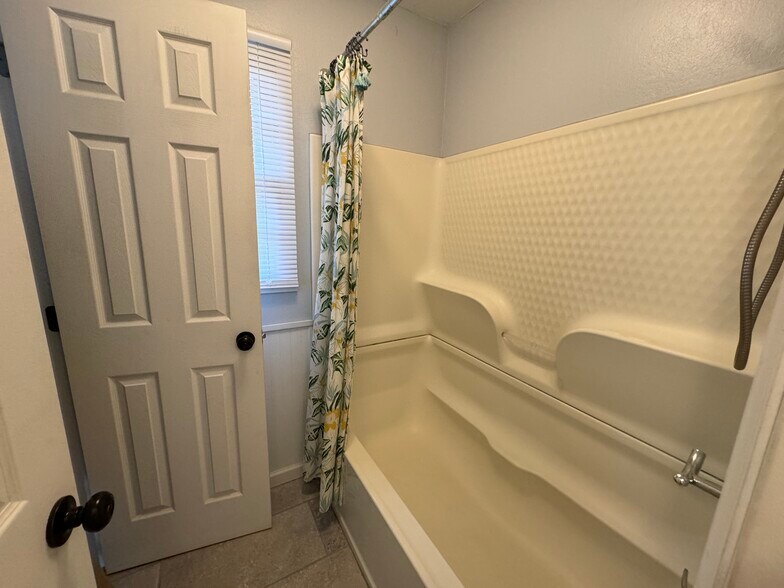 Tub/Shower - 4011 W Englewood Blvd