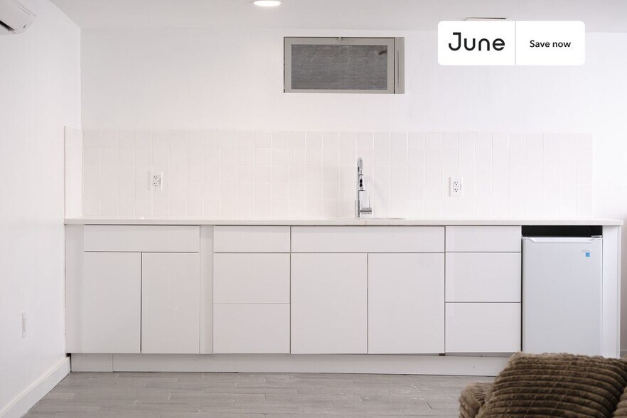 Building Photo - 624 E 17th St