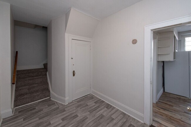 Building Photo - Beautifully updated Tudor style duplex. Upper unit. Large rooms. 2 balconies, private entry. Fenc...
