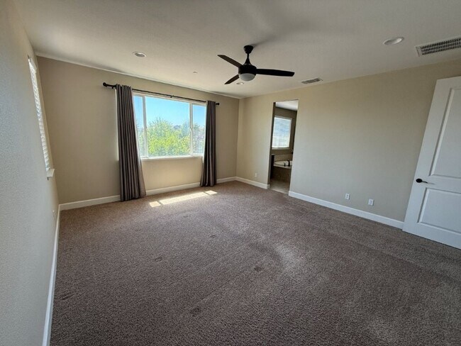 Building Photo - Newer Modern 4 Bedroom 3.5 Bath w/ Bedroom...