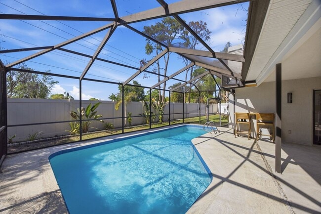 Building Photo - Pool Home