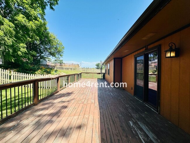 Building Photo - Spacious Liberty Home w/ an Updated Kitche...