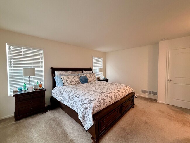 Building Photo - HUGE 3BR Home Built in 2020 with Office, Loft & Mountain Views