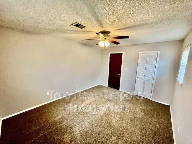 Building Photo - 928 Charles Dr