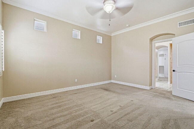 Building Photo - 4 bed 3.5 corner 2 story home