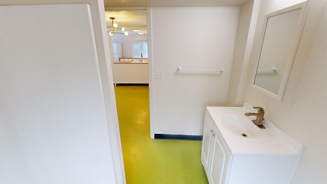 Building Photo - Beautiful Sellwood Bungalow in One of Portland's Most Desirable Neighborhoods. Pet friendly!